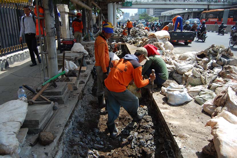 Perbaikan Drainase Sejumlah pekerja dari Suku Dinas Pekerjaan Umum (SDPU) Tata Air mengerjakan perbaikan drainase di jalan Hayam Wuruk, Jakarta Pusat, Selasa (6/5).