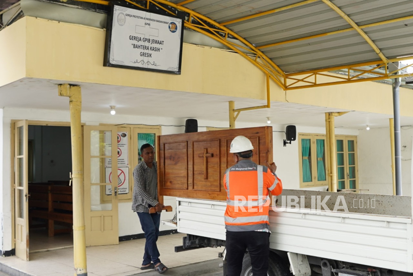 Perbaikan fasilitas ibadah di rumah ibadah Gereja Protestan di Indonesia Bagian Barat (GPIB) Jemaat Bahtera Kasih di Desa Gapurosukolilo Kecamatan Gresik Kabupaten Gresik, Jawa Timur.