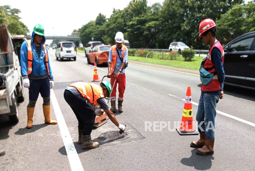 Perbaikan jalan berlubang di KM 112 Tol Cipali. Sebelumnya viral video sejumlah kendaraan mengalami pecah ban akibat jalan berlubang di Tol Cipali. 