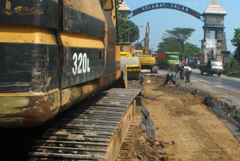  Perbaikan jalan di jalur mudik jurusan Surabaya-Jogjakarta di wilayah Moneng, Madiun, Jatim.