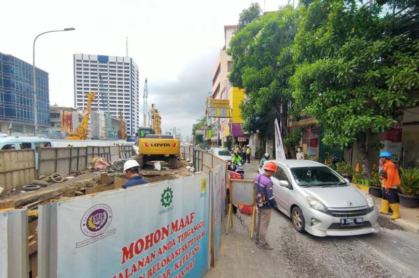 Perbaikan Jalan Gajah Mada, Olimo, Taman Sari, Jakarta Barat, imbas pengerjaan proyek pemindahan kabel utilitas pada Kamis (4/1/2024). 