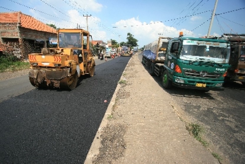 Perbaikan Jalan Pantai Utara Jawa (Pantura).