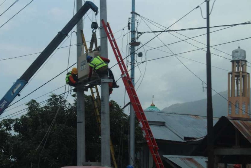 Perbaikan jaringan listrik di wilayah Palu oleh PLN.