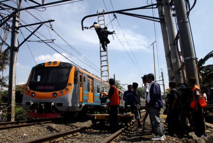 Perbaikan Kabel Listrik: Petugas kabel listrik yang rusak akibat tabrakan kereta api dengan truk tangki di perlintasan kereta di Bintaro Permai, Jakarta Selatan, Selasa (10/12).