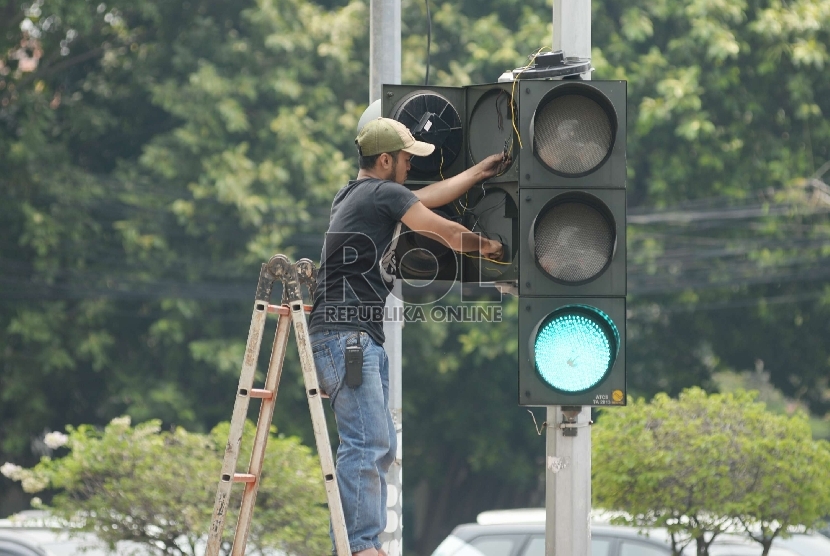 Peralatan lampu lalu lintas di Kota Padang, Sumatera Barat, raib digondol maling, tepatnya di Perempatan Sawahan, Kecamatan Padang Timur. (Foto: Ilustrasi lampu lalu lintas)