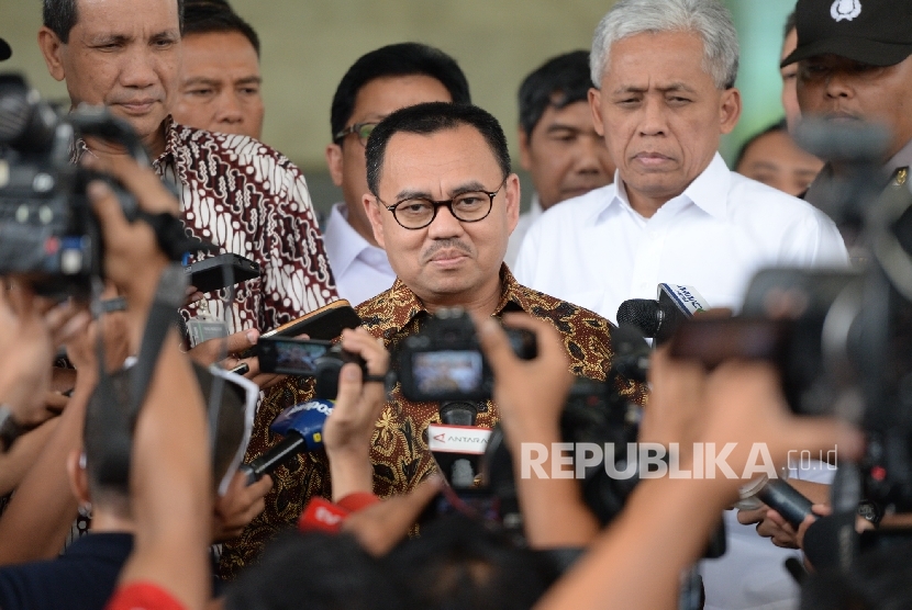 Perbaikan Manajemen ESDM. Menteri ESDM Sudirman Said menjawab pertanyaan wartawan usai pertemuan di Gedung KPK, Jakarta, Selasa (24/5).