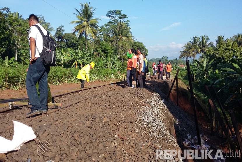 Perbaikan rel kereta api akibat terkena dampak longsor yang terjadi pada Sabtu (12/3) sekitar pukul 17.30 di Dusun Cidewa, Desa Dewasari, Kecamatan Cijeungjing, Kabupaten Ciamis, Ahad (13/3) pagi. 