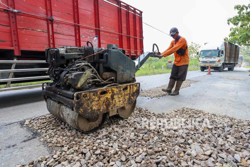 Perbaikan sejumlah ruas jalan provinsi di Jawa Tengah menjelang arus mudik Lebaran 2025. 