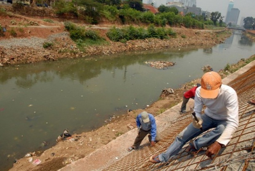 Perbaikan tanggul bagian dari pemulihan kondisi Sungai Ciliwung