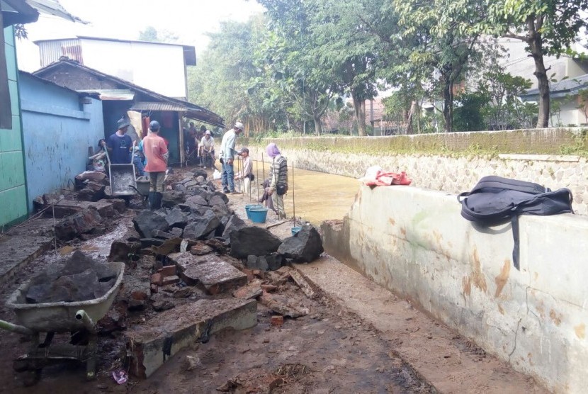 Perbaikan tanggul di Kelurahan Cisaranten Kulon, Kecamatan Arcamanik, Bandung, Rabu (21/3)