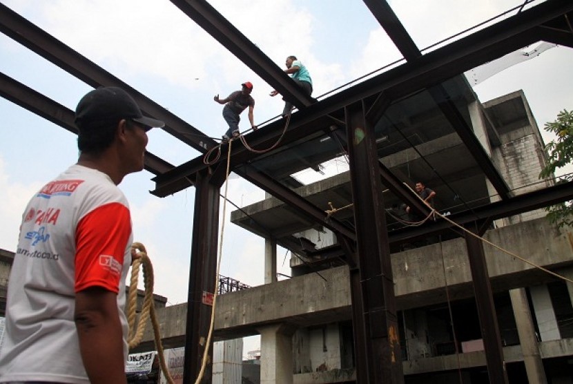 Perbaiki Jembatan Penghubung Blok G: Pekerja mulai memperbaiki jembatan penghubung blok G Pasar Tanah Abang, Jakarta Pusat, Selasa (13/8). Jembatan tersebut akan menghubungkan blok G dengan blok F Pasar Tanah Abang. 