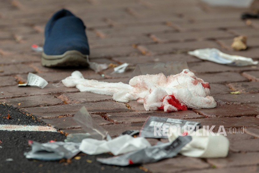  Perban berlumuran darah di jalan setelah penembakan yang mengakibatkan banyak kematian dan cedera di Masjid Al Noor di Deans Avenue di Christchurch, Selandia Baru, (15/3 2019). 