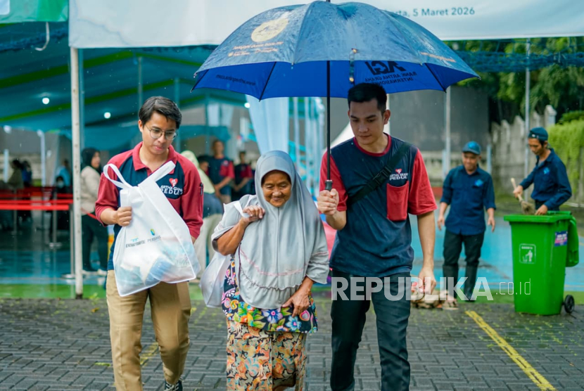 PERBANAS dan Artha Graha Peduli menggelar bazar sembako murah dengan ribuan paket untuk masyarakat di Lapangan Unit V Perbanas Institute, Jakarta, Kamis (5/3/2026).