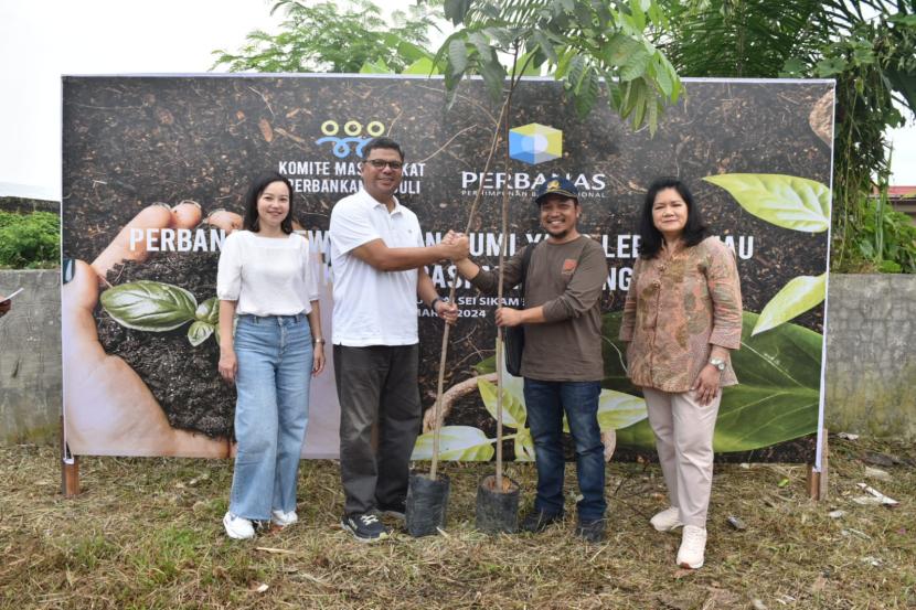 Perbanas Pusat bekerjasama dengan Perbanas Daerah Sumatera Utara melalui Komite Masyarakat Perbankan Peduli (KMPP) melaksanakan kegiatan penanaman pohon di bantaran Sungai Sei Sikambing pada tanggal 2 Maret 2024. 