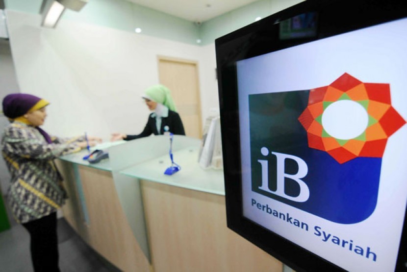 A service counter at an Islamic banking in Jakarta. (illustration)