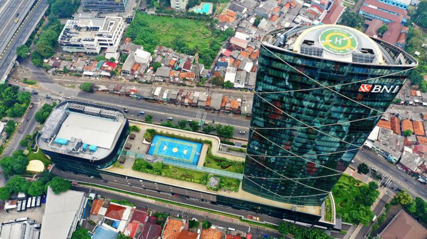  PT Bank Negara Indonesia (Persero) Tbk berencana menerbitkan obligasi berwawasan hijau atau green bond maksimal senilai Rp 5 triliun, dengan tenor tiga tahun, lima tahun dan tujuh tahun. Perseroan tidak menyebutkan detail tingkat bunga masing-masing tenor dalam prospektus yang dipublikasikan media.
