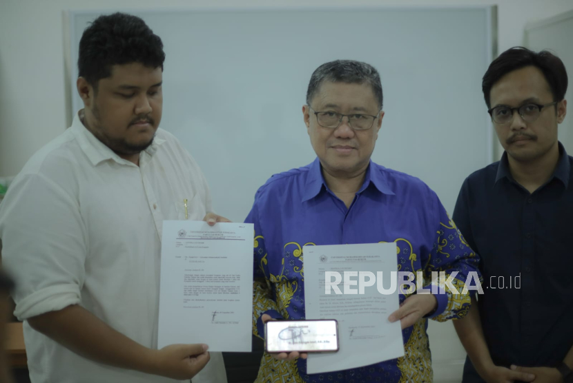 Perbedaan tanda tangan milik Aidul Fitriciada dengan tanda tangan yang tertera pada transkrip nilai ZM.
