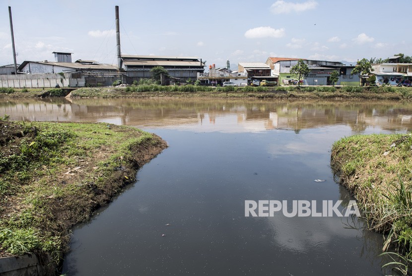 Perbedaan warna air sungai yang menghitam dari oxbow Cicukang mengalir di aliran sungai Citarum, di Kecamatan Margaasih, Kabupaten Bandung, Jawa Barat, Rabu (5/12/2018). 