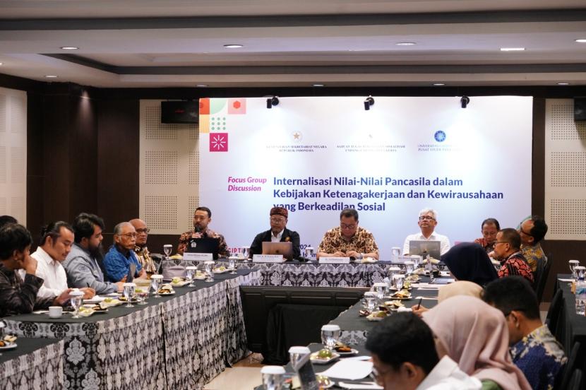 Percepatan Sosialisasi UU Cipta Kerja menyelenggarakan diskusi kelompok terpumpun (FGD) bersama guru besar Universitas Gadjah Mada (UGM).