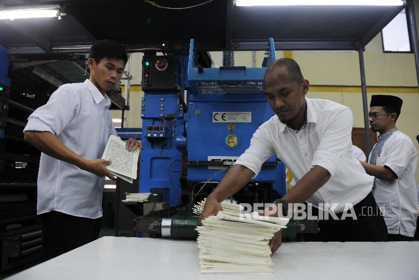 Percetakan AlquranPetugas melakukan proses percetakan perdana mushaf Alquran Standar Indonesia di Unit Percetakan Alquran (UPQ) Kementerian Agama, Ciawi, Bogor, Selasa (25/10). 