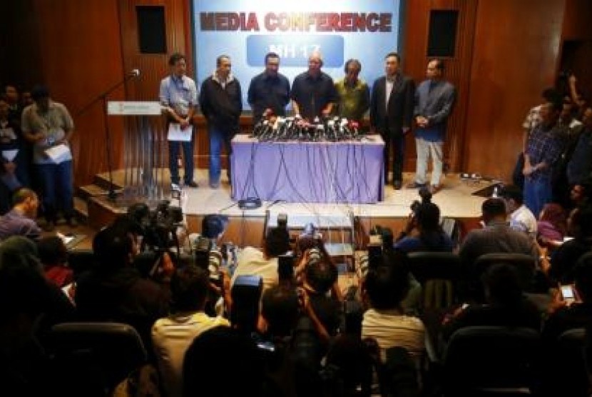 Perdana Malaysia Najib Razak (tengah) menyampaikan pernyataan tentang jatuhnya pesawat Malaysia Airlines MH-17 di Hotel Sama-Sama Hotel, Kuala Lumpur, Malaysia.