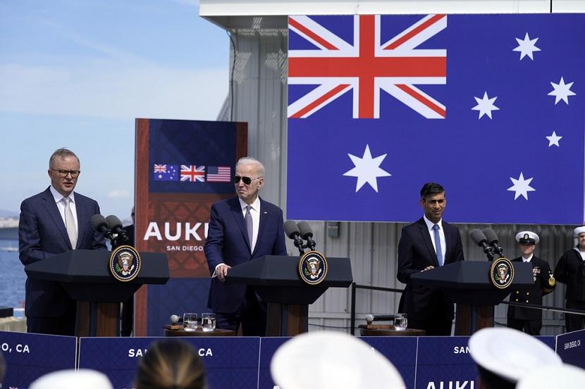 Perdana Menteri Australia Anthony Albanese, berbicara ketika Presiden Joe Biden mendengarkan selama konferensi pers dengan Perdana Menteri Inggris Rishi Sunak, di Naval Base Point Loma, Senin, 13 Maret 2023, di San Diego, saat mereka mengungkap, AUKUS, pakta keamanan trilateral antara Australia, Inggris, dan Amerika Serikat.