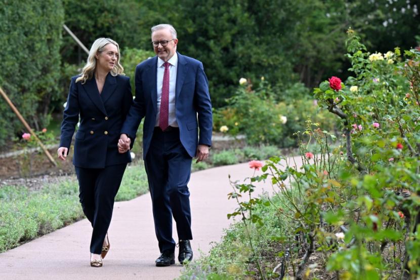 Perdana Menteri Australia Anthony Albanese dan pasangannya Jodie Haydon berpose setelah mengumumkan pertunangan mereka di Lodge di Canberra, Australia, 15 Februari 2024. 