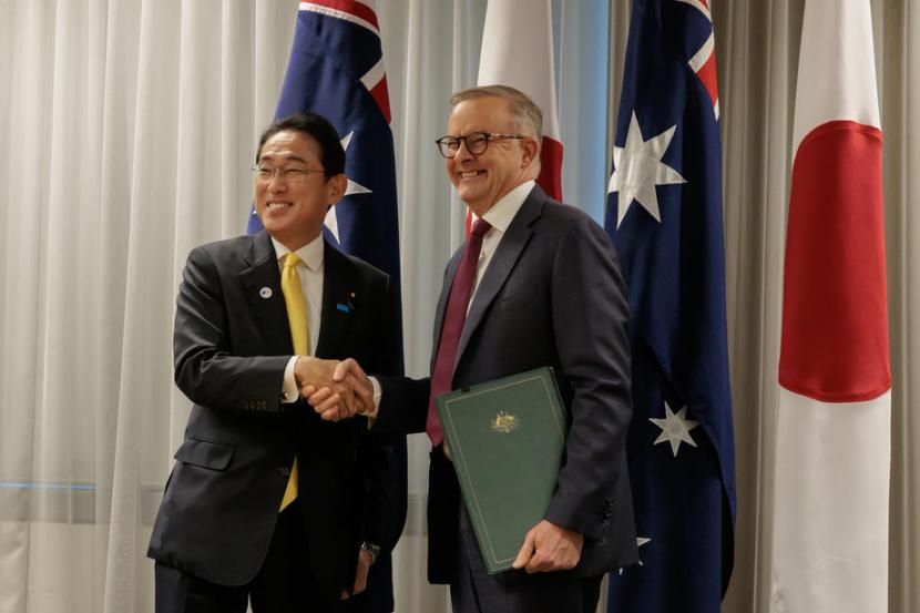 Perdana Menteri Australia Anthony Albanese (kanan) bertemu dengan Perdana Menteri Jepang Fumio Kishida (kiri), Sabtu (22/10/2022).