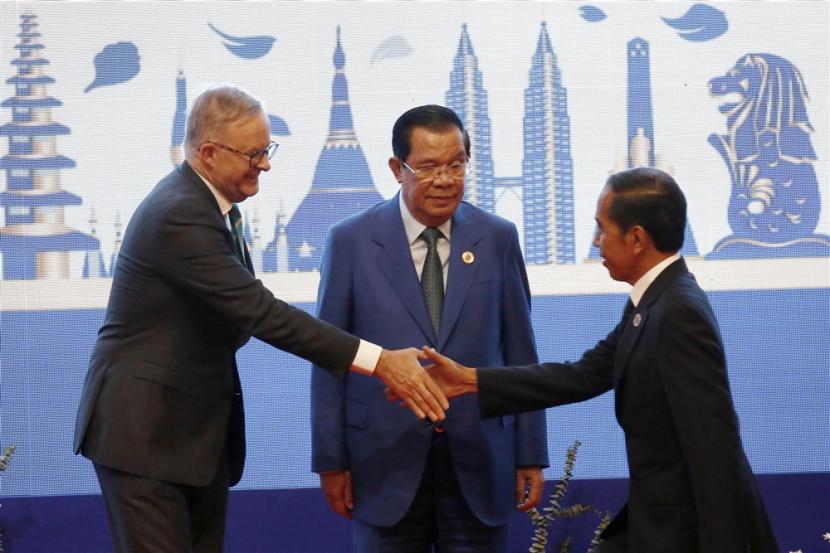  Perdana Menteri Australia Anthony Albanese (kiri) berjabat tangan dengan Presiden Indonesia Joko Widodo (kanan) saat Perdana Menteri Kamboja Hun Sen (tengah) menghadiri KTT ASEAN-Australia ke-2, bagian dari Perhimpunan Bangsa-Bangsa Asia Tenggara (ASEAN) ke-40 dan ke-41 ) KTT dan KTT Terkait di Phnom Penh, Kamboja, 12 November 2022. KTT berlangsung hingga 13 November.