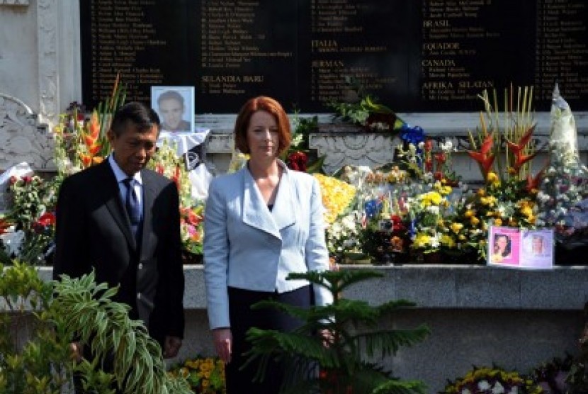 Perdana Menteri Australia Julia Gillard (kanan) bersama Gubernur Bali Made Mangku Pastika (kanan) saat berkunjung ke Monumen Bom Bali, Kuta, Sabtu (13/10).