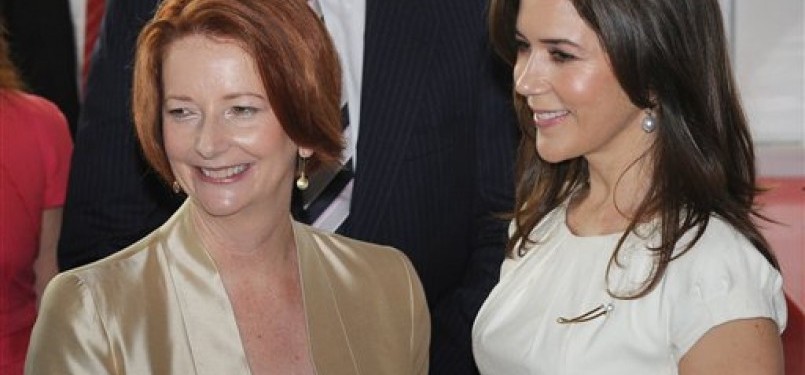 Perdana Menteri Australia, Julia Gillard (kiri).