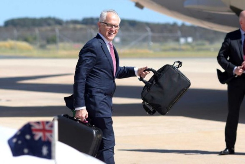 Perdana Menteri Australia, Malcolm Turnbull saat hendak terbang di bandar udara Fairbairn, Canberra.