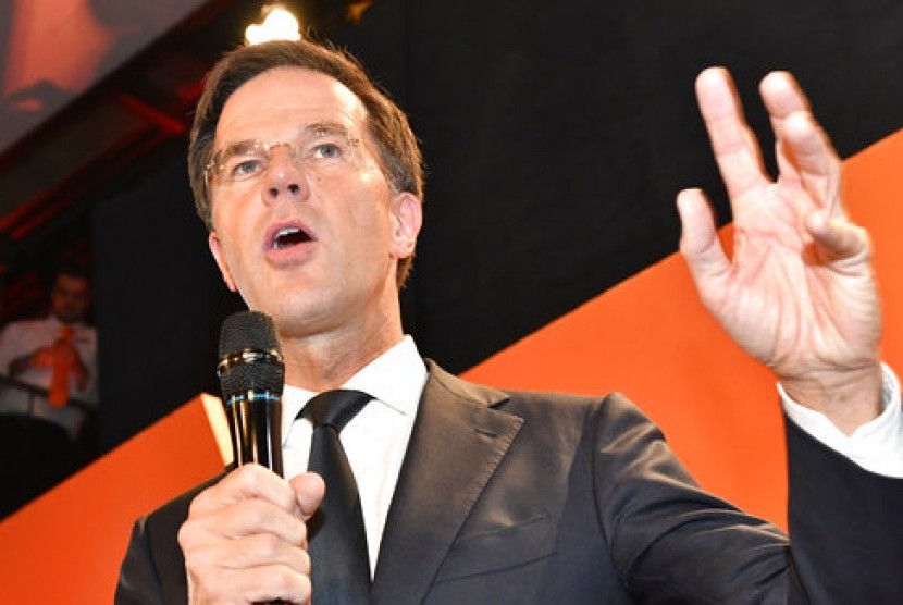Perdana Menteri Belanda Mark Rutte dari Partai VVD berbicara pada pendukungnya usai memenagkan pemilu parlemen di Den Haag, Belanda, Rabu (15/3).