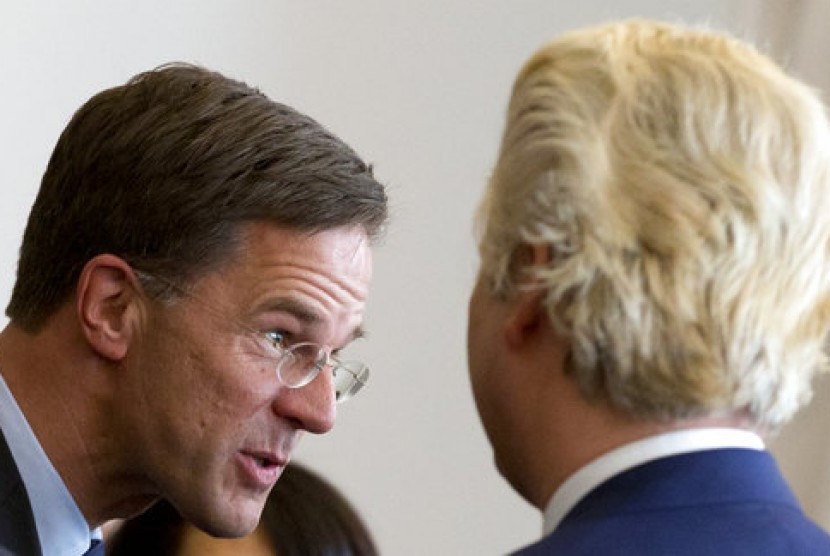 Perdana Menteri Belanda Mark Rutte (kiri) dan pemimpin sayap kanan Belanda Geert Wilders saat mendiskusikan langkah membentuk pemerintahan koalisi di Den Haag, Belanda, Kamis, 16 Maret 2017.