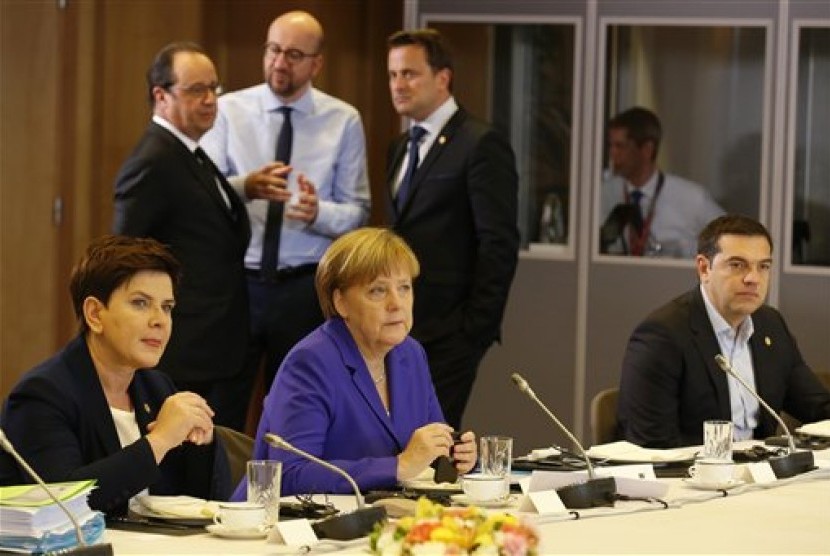 Perdana Menteri Belgia Charles Michel (tengah belakang) berbicara dengan Presiden Prancis Francois Hollande (kiri) dan PM Luxembourg Xavier Bettel (kanan) dalam KTT Uni Eropa di Brussels, Rabu, 29 Juni 2016. Tampak Kanselir Jerman Angela Merkel memakai pak
