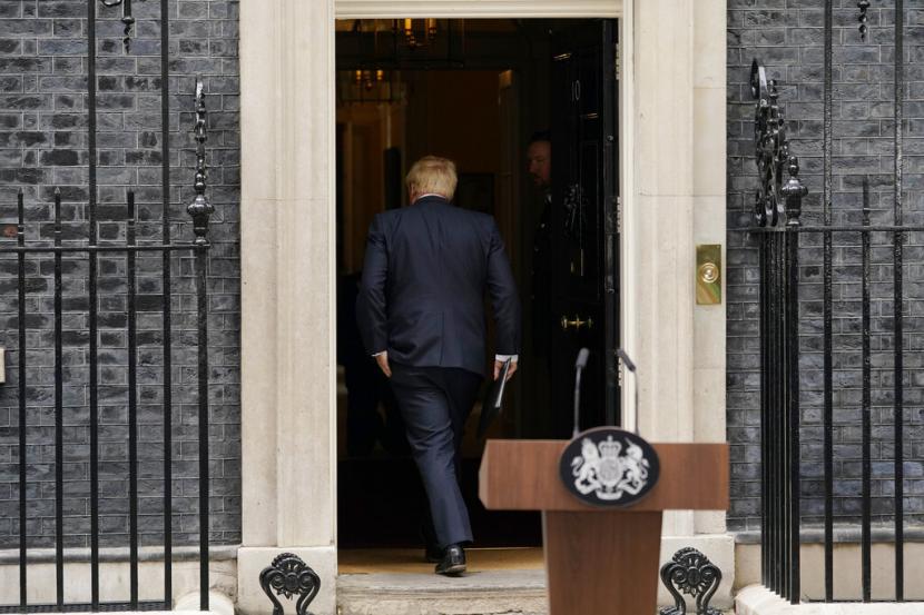 Perdana Menteri Boris Johnson memasuki 10 Downing Street, setelah membaca sebuah pernyataan di London, Kamis, 7 Juli 2022. Johnson mengatakan pada hari Kamis ia akan tetap sebagai perdana menteri Inggris sementara kontes kepemimpinan diadakan untuk memilih penggantinya.