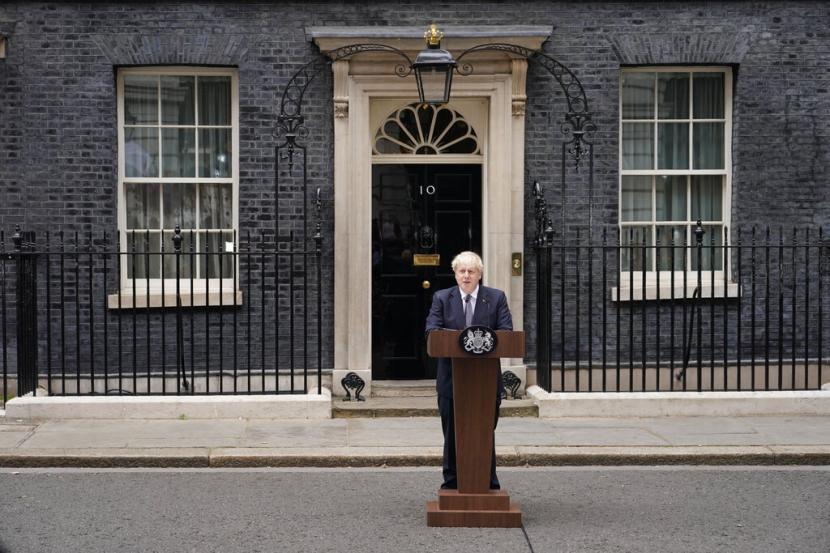 Perdana Menteri Boris Johnson membacakan pernyataan di luar 10 Downing Street, London, secara resmi mengundurkan diri sebagai pemimpin Partai Konservatif, di London, Kamis, 7 Juli 2022. Johnson mengatakan Kamis bahwa dia akan tetap sebagai perdana menteri Inggris sementara kontes kepemimpinan diadakan untuk memilihnya. penerus.
