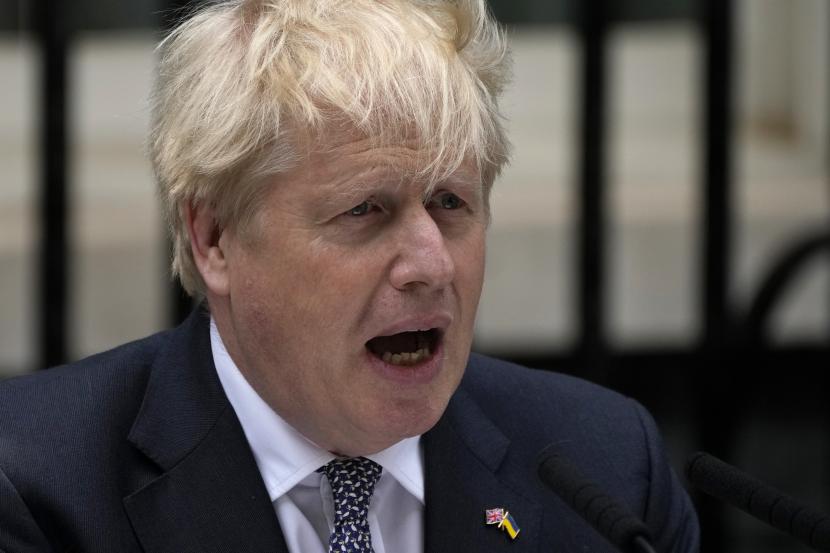 Perdana Menteri Boris Johnson membacakan pernyataan di luar 10 Downing Street, London, secara resmi mengundurkan diri sebagai pemimpin Partai Konservatif, di London, Kamis, 7 Juli 2022. Johnson mengatakan Kamis bahwa dia akan tetap sebagai perdana menteri Inggris sementara kontes kepemimpinan diadakan untuk memilihnya. penerus.