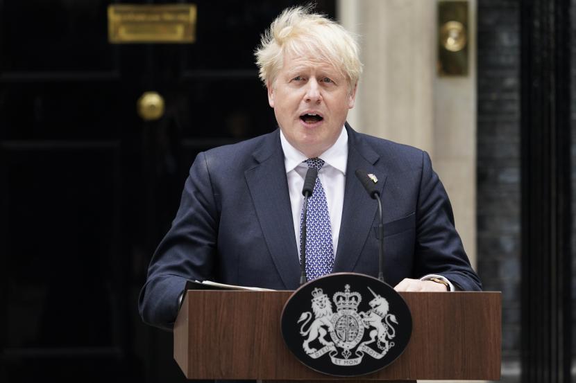  Perdana Menteri Boris Johnson membacakan pernyataan di luar 10 Downing Street, London, secara resmi mengundurkan diri sebagai pemimpin Partai Konservatif, di London, Kamis, 7 Juli 2022. Johnson mengatakan Kamis bahwa dia akan tetap sebagai perdana menteri Inggris sementara kontes kepemimpinan diadakan untuk memilihnya. penerus. 