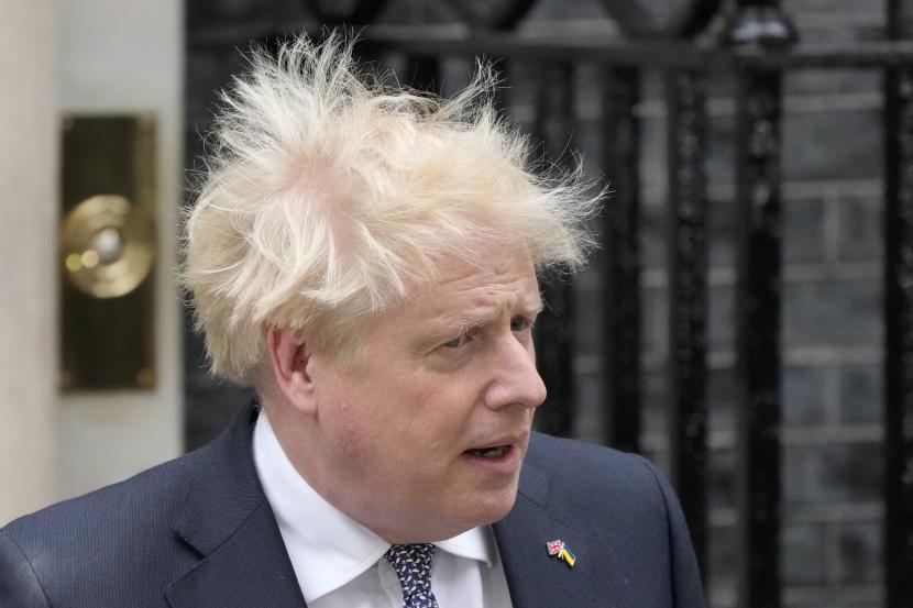  Perdana Menteri Boris Johnson tiba untuk membacakan pernyataan di luar 10 Downing Street, London, secara resmi mengundurkan diri sebagai pemimpin Partai Konservatif, di London, Kamis, 7 Juli 2022. Johnson mengatakan pada Kamis bahwa dia akan tetap sebagai perdana menteri Inggris sementara kontes kepemimpinan diadakan untuk memilih penggantinya.
