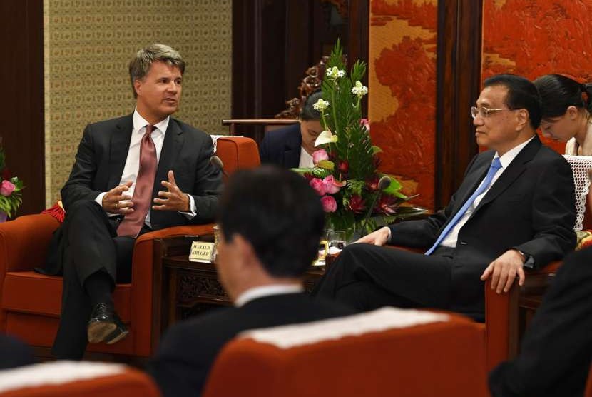Perdana Menteri Cina Li Keqiang (kanan) bertemu dengan CEO dan Dewan Manajemen BMW AG Harald Kruger di Beijing, Cina, Rabu (10/10).