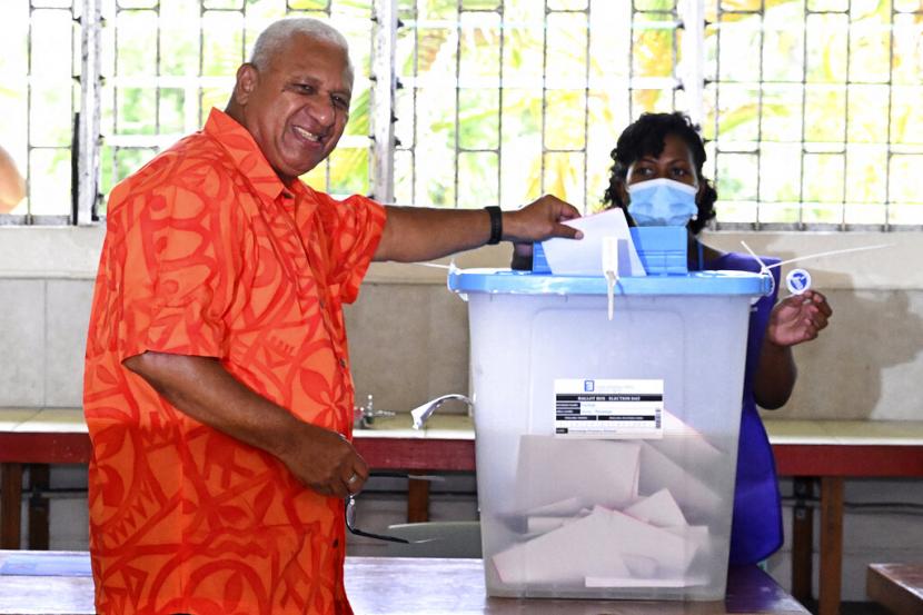 Perdana Menteri Fiji dan Pemimpin Pertama Fiji Frank Bainimarama memberikan suara dalam pemilihan umum di Suva, Fiji, Rabu, 14 Desember 2022. Rakyat Fiji memberikan suara pada hari Rabu dalam pemilihan yang mengadu domba dua mantan pemimpin kudeta militer pada saat negara berusaha pulih dari keterpurukan ekonomi yang parah.