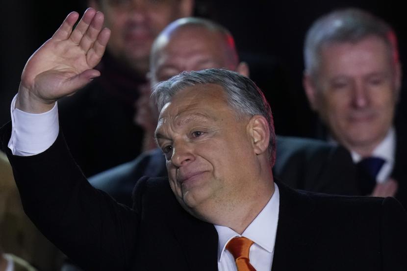 Perdana Menteri Hongaria Viktor Orban menyapa pendukung yang bersorak selama rapat umum malam pemilihan di Budapest, Hongaria, Ahad, 3 April 2022. 