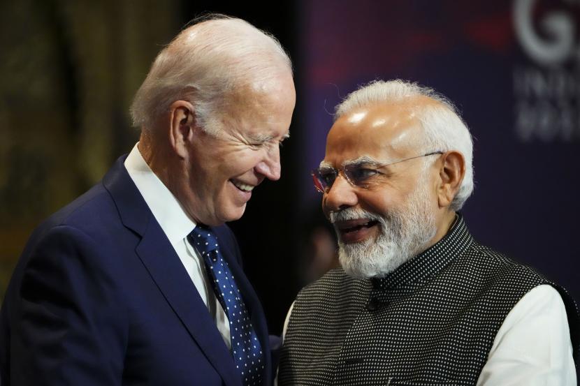  Perdana Menteri India Narendra Modi berbicara dengan Presiden AS Joe Biden saat mereka tiba untuk sesi kerja pertama KTT para pemimpin G20 di Nusa Dua, Bali, Indonesia, Selasa, 15 November 2022. 