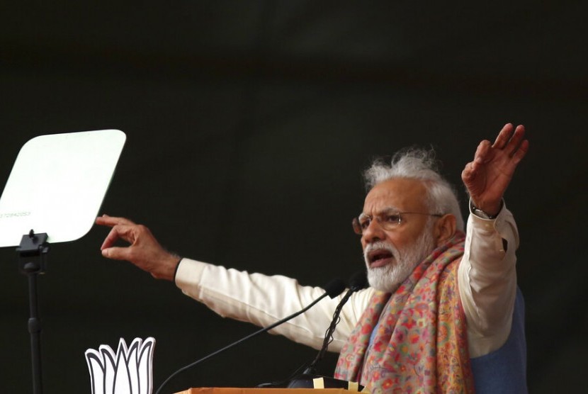 Perdana Menteri India Narendra Modi berbicara saat kampanye partai nasionalis Hindu Bharatiya Janata Party di New Delhi, India, Ahad (22/12). Bentrokan terus terjadi antara polisi dan demonstran yang memprotes UU Kewarganegaraan baru yang dinilai anti-Muslim, Ahad.