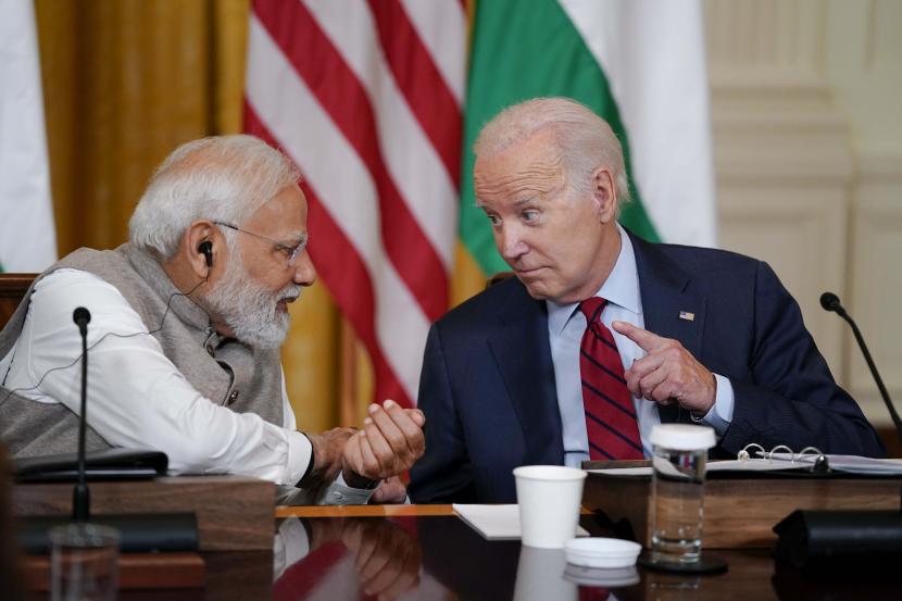 Perdana Menteri India Narendra Modi berbincang dengan Presiden Amerika Serikat Joe Biden.