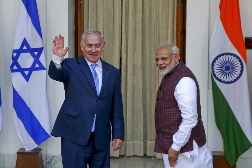 Perdana Menteri India Narendra Modi bersama PM Israel Benjamin Netanyahu di New Delhi, India, Senin (15/11).