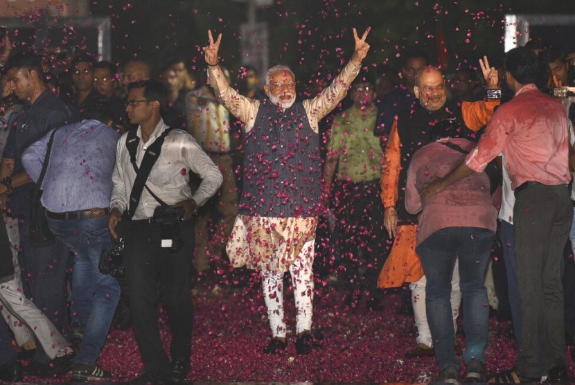 Perdana Menteri India Narendra Modi dan Presiden Bharatiya Janata Party (BJP) Amit Shah menyapa pendukung di markas BJP di New Delhi, India, Kamis (23/5).