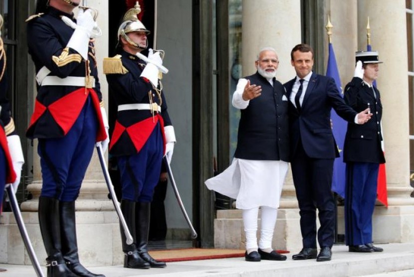 Perdana Menteri India Narendra Modi disambut Presiden Prancis Emmanuel Macron di Istana Elysee di Paris, Prancis, 3 Juni 2017.