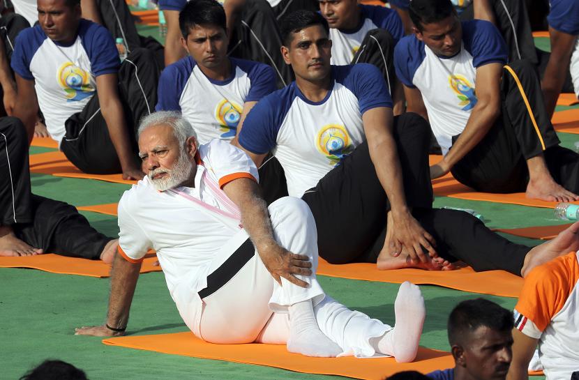 Perdana Menteri India, Narendra Modi melakukan yoga